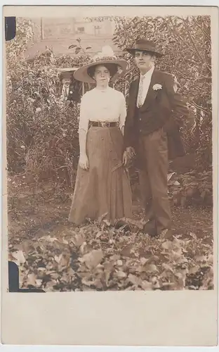 (55489) orig. Foto junges Paar im Garten, Dame mit großem Hut, vor 1945
