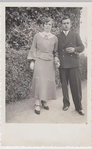 (52192) Foto AK Paar im Freien, Fotograf Geldern, vor 1945