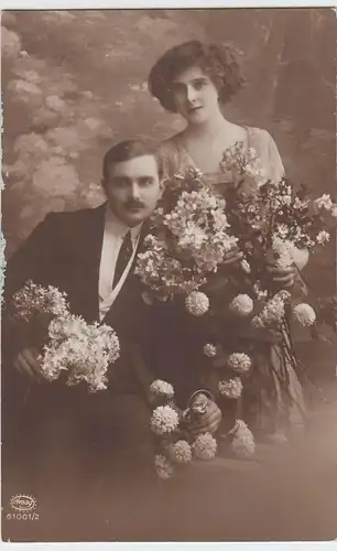(50503) Foto AK Paar mit Blumen, vor 1945