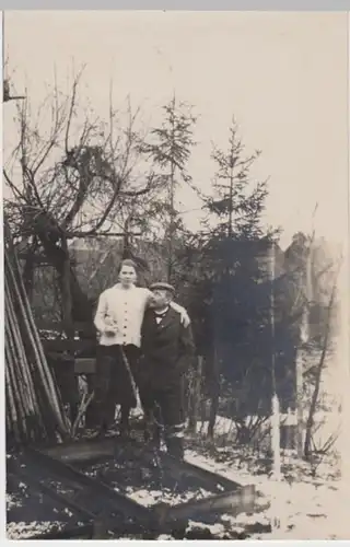 (3682) Foto AK Paar im Garten, Frühbeet, vor 1945