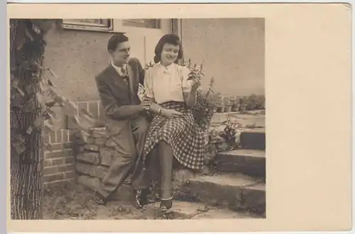 (36068) Foto AK junges Paar auf Treppe, vor 1945