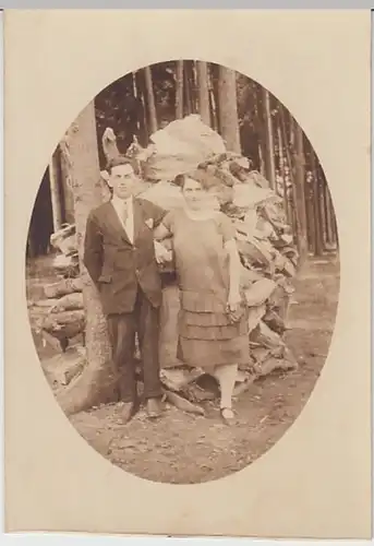 (28768) orig. Foto Paar im Wald vor Holzstapel, vor 1945
