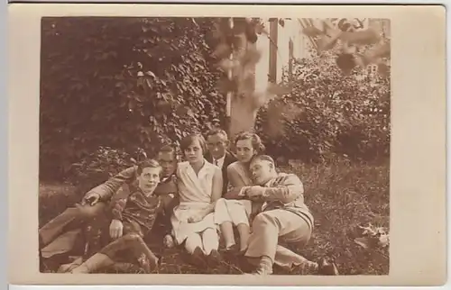 (22676) Foto AK Drei Paare im Garten, vor 1945