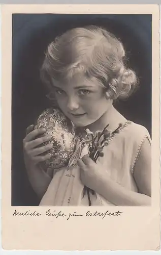 (51385) Foto AK Grüße z. Osterfest, Mädchen m. Osterei u. Weidenkätzchen