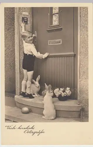 (43952) Foto AK Ostern, kleiner Junge an Haustür mit Hasen 1941