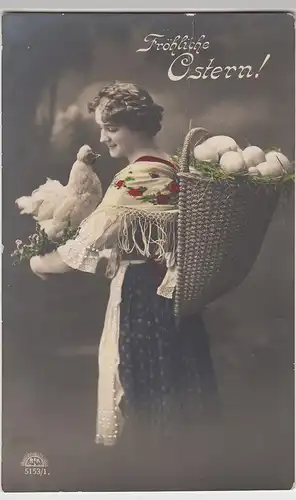 (114710) Foto AK Fröhliche Ostern, Frau m. Huhn u. Eierkorb, coloriert 1914