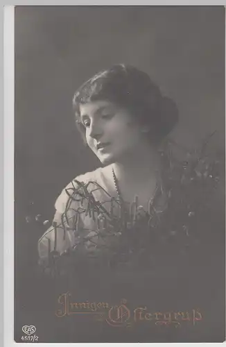 (114709) Foto AK Innigen Ostergruß, Frau m. Weidenkätzchen 1917