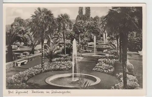 (68200) Foto AK Bad Pyrmont, Fontänen im Palmengarten, nach 1945