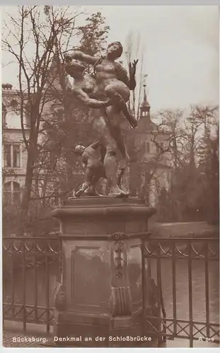 (105016) Foto AK Bückeburg, Denkmal an der Schlossbrücke, 1920er