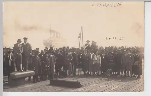 (104851) Foto AK Cuxhaven, Passagiere u. verlassender Dampfer 1926, private Kart