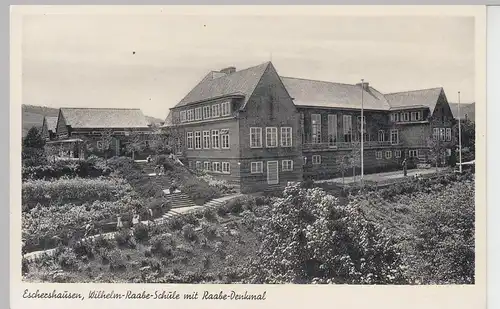 (100885) AK Eschershausen, Wilhelm Raabe Schule mit Denkmal, ab 1931