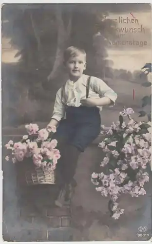 (32304) Foto AK Namenstag, Junge auf Mauer mit Blumenkorb, 1914