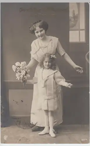 (25236) Foto AK Namenstag, junge Frau und Mädchen mit Blumen 1912