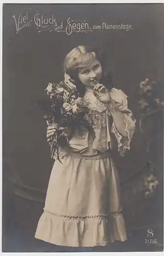 (23217) Foto AK Namenstag, Mädchen mit Blumenstrauß 1909