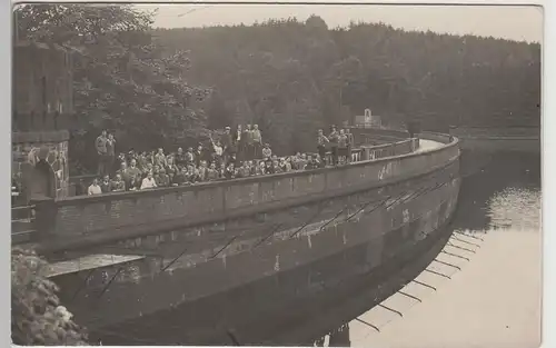 (83002) Foto AK Eschbachtalsperre, Personen auf der Staumauer, vor 1945