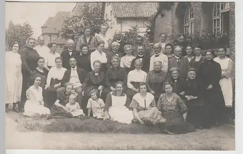 (82970) Foto AK Personengruppe vor Wohnhaus, Fotogr. Bad Salzuflen, vor 1945