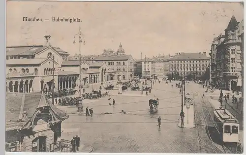 (111835) AK München, Bahnhofplatz, Straßenbahn, Automobile, Droschken 1912