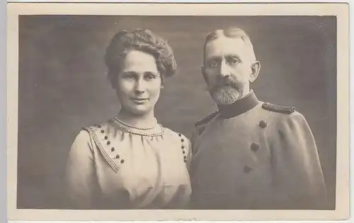 (34204) Foto AK Uniformierter mit Frau, Portrait, Fotograf Berlin, vor 1945