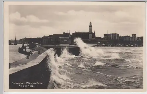 (87642) Foto AK Warnemünde, an der Mole, Leuchtturm, vor 1945
