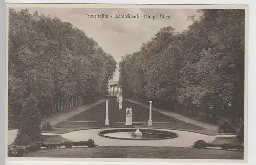 (76360) AK Neustrelitz, Schlosspark, Hauptallee, vor 1945