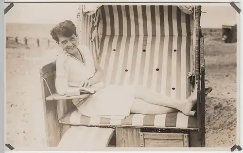 (64718) Foto AK Ostseebad Brunshaupten, junge Frau im Strandkorb 1929