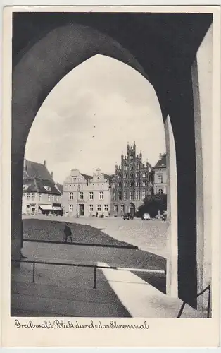 (109021) AK Greifswald, Blick durch das Ehrenmal 1943