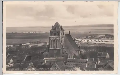 (103043) Foto AK Greifswald, Blick auf Marienkirche und Bodden, vor 1945