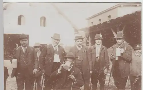 (89663) orig. Foto Männer mit Bierhumpen auf einem Hof, vor 1945