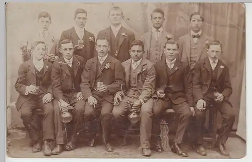 (84364) orig. Foto junge Herren im Anzug mit Gläsern, Gruppenbild 1913