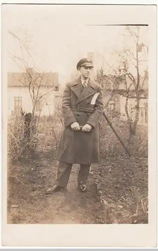 (84070) orig. Foto junger Mann mit Mantel im Garten, vor 1945