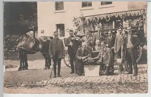 (82954) orig. Foto junge Männer m. Musikinstrumenten, Pferde, 1920
