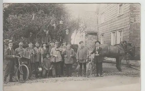 (82953) orig. Foto junge Männer m. Fahrrad, Musikinstrumenten, Pferde, 1920