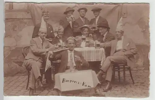 (82952) orig. Foto junge Männer mit Bier am Tisch, vor 1945