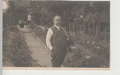 (81408) orig. Foto Herr mit Pfeife posiert im Garten