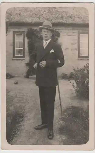 (81256) orig. Foto junger Mann vor reetgedecktem Haus, vor 1945