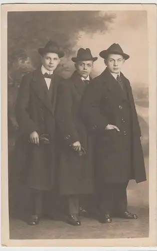 (80171) orig. Foto drei junge Herren mit Mantel und Hut, Atelier Berlin vor 1945
