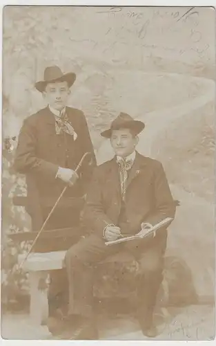 (80170) orig. Foto junge Herren auf Sitzbank, Kabinettfoto 1904