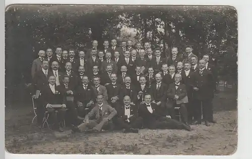 (73862) orig. Foto Gruppenbild Herren unter Bäumen, vor 1945