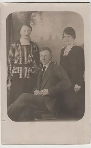 (73258) orig. Foto Kabinettfoto junger Mann mit zwei Damen, vor 1945