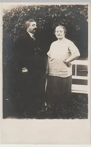 (73268) orig. Foto Mann und Frau im Freien, vor 1945
