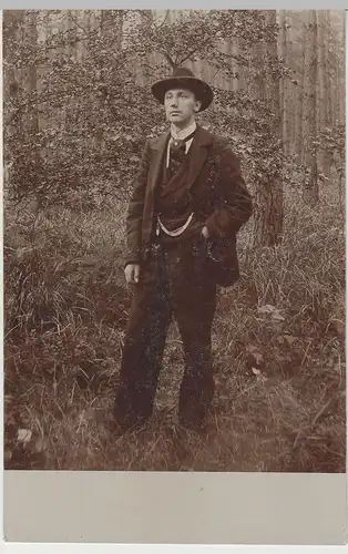 (73240) orig. Foto junger Mann im Wald, bis 1905