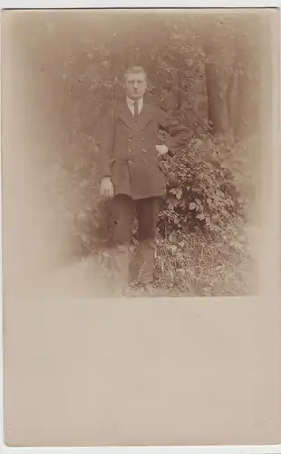 (73239) orig. Foto junger Mann im Freien, vor 1945