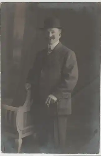 (73223) orig. Foto Kabinettfoto junger Mann mit Melone, vor 1920