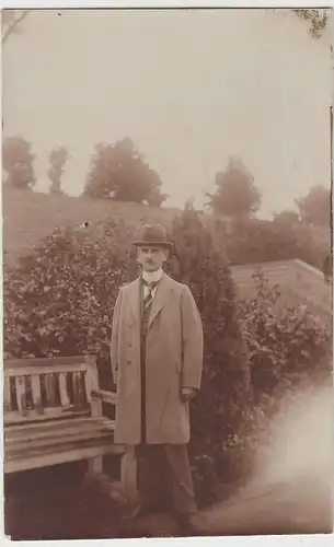 (73222) orig. Foto Mann an Bank im Park, vor 1920