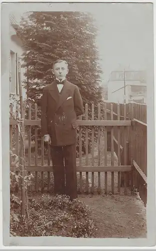 (73211) orig. Foto Junge, junger Mann im Anzug im Garten, vor 1945