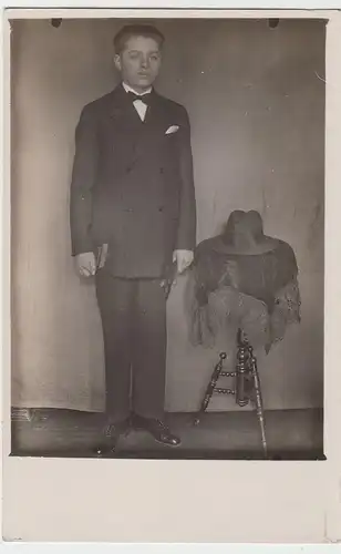 (59726) Foto AK Junge, junger Mann im Anzug, Kabinettfoto vor 1945