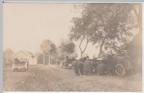 (57406) orig. Foto Herren bei Radwechsel, Automobil, offenes Verdeck, v. 1945