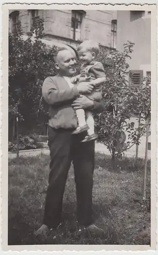 (48428) Foto AK Mann mit Neffe Winfried im Garten, 1936