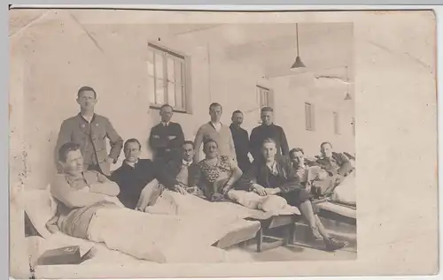 (46393) orig. Foto Männer im Bett, Unterkunft, Krankenhaus o.Ä., 1920er