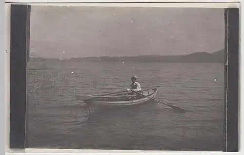 (41207) orig. Foto junger Mann im Ruderboot, vor 1945